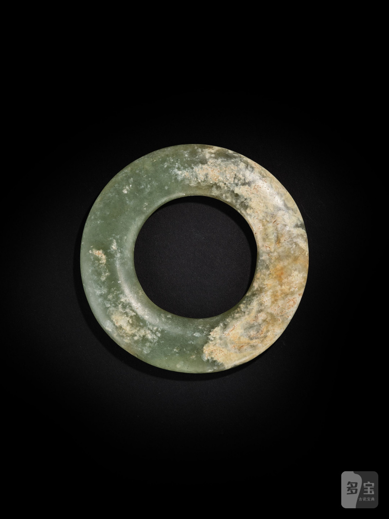 青玉素面環 | A PALE GREEN JADE RING